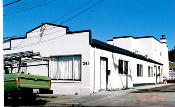 240 Cedar Ln in Pacifica, CA - Foto de edificio - Building Photo