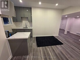 301 Seaview Heights in East Gwillimbury, ON - Building Photo