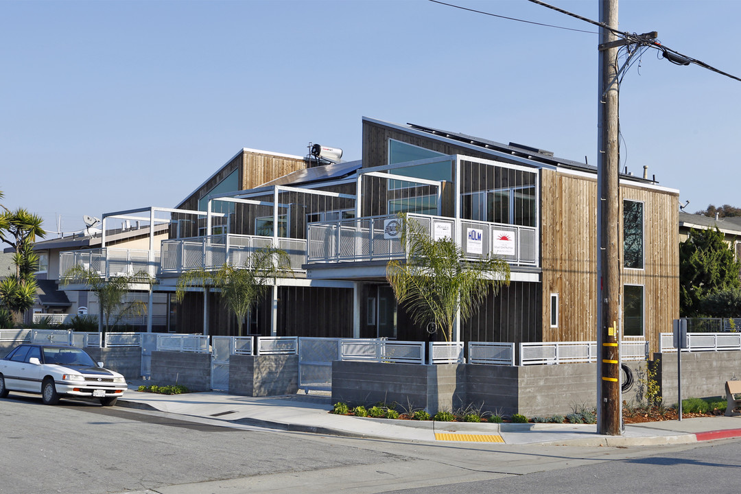 104 Surfside Ave in Santa Cruz, CA - Building Photo