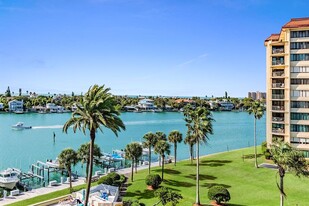 690 Island Way in Clearwater, FL - Building Photo
