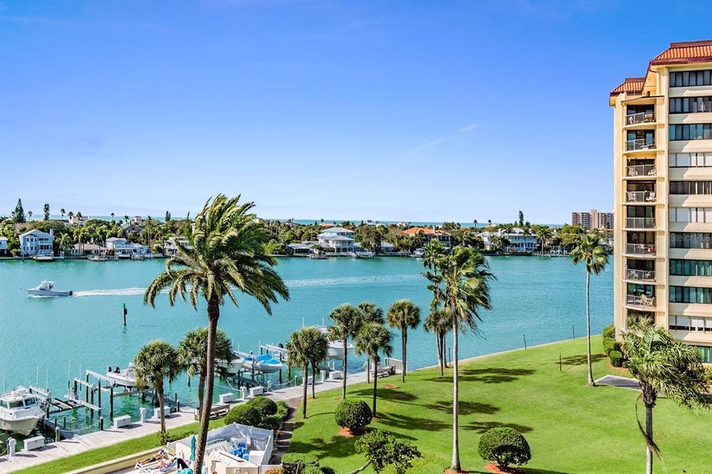 690 Island Way in Clearwater, FL - Building Photo