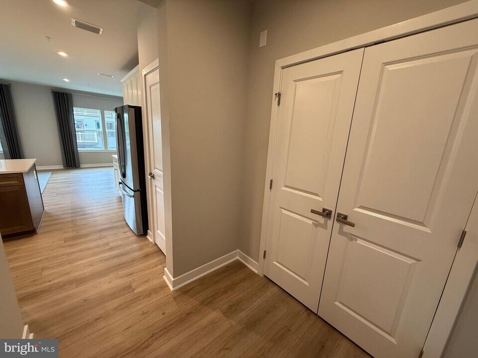 4395 Peach Lily Ln-Unit -303 in Chantilly, VA - Building Photo