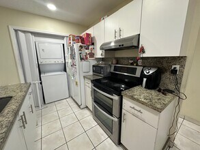666 W 17th St in Hialeah, FL - Foto de edificio - Building Photo