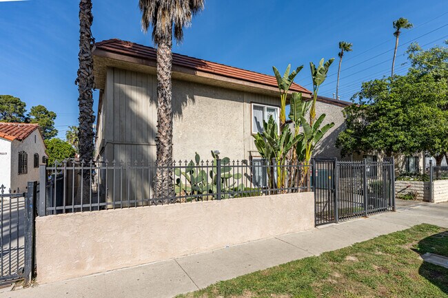 14607 Gilmore St in Van Nuys, CA - Foto de edificio - Building Photo