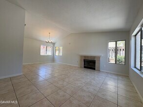338 Mesa Verde Ave in Palmdale, CA - Building Photo - Building Photo