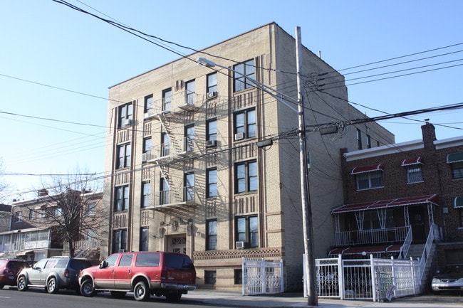 910 E 222nd St in Bronx, NY - Foto de edificio - Building Photo