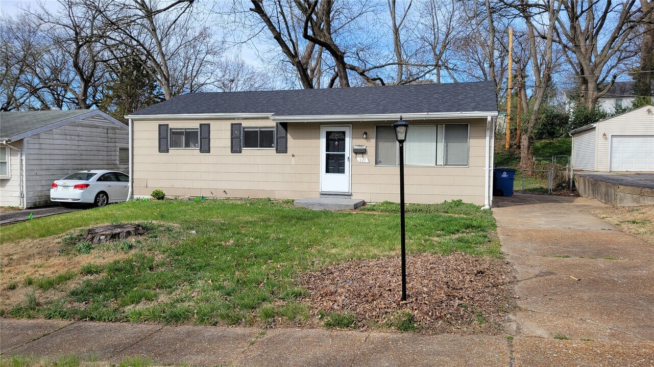 227 Meadowcrest Dr in Ferguson, MO - Building Photo