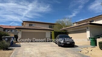 32525 Canyon Vista Rd in Cathedral City, CA - Building Photo