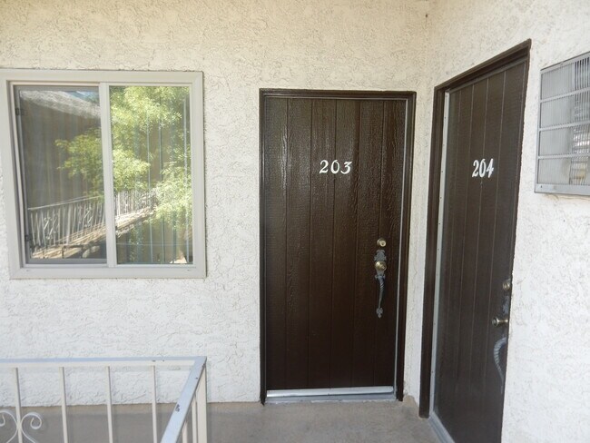 7055 Etiwanda Ave in Reseda, CA - Building Photo - Building Photo