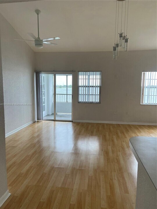 2811 N Oakland Forest Dr in Oakland Park, FL - Building Photo