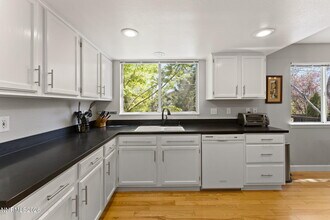 6168 Greenbrook Dr in Reno, NV - Building Photo - Building Photo