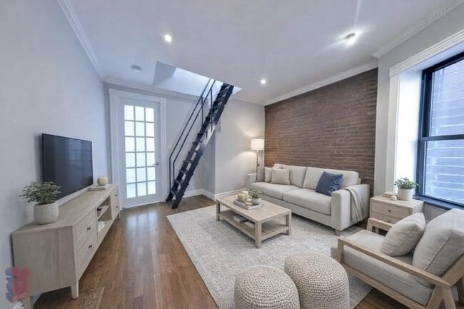 221 E 23rd St, Unit 18