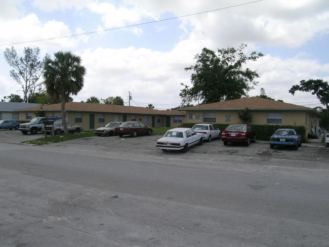 4672-4686 Myla Ln in West Palm Beach, FL - Foto de edificio - Building Photo