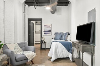 110 Cross St in Aurora, IL - Foto de edificio - Building Photo