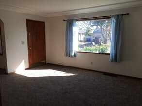 825 SE 141st Ave in Portland, OR - Building Photo - Building Photo