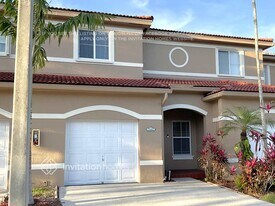 7663 N Southwood Cir in Davie, FL - Building Photo