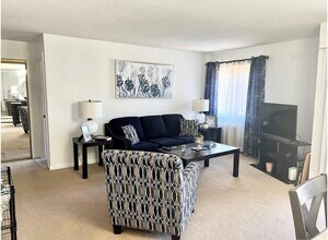 951 High Path Rd, Unit 951 in Windsor, CT - Building Photo - Building Photo