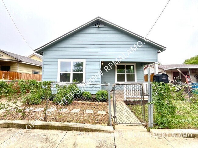 230 Micklejohn St in San Antonio, TX - Building Photo - Building Photo