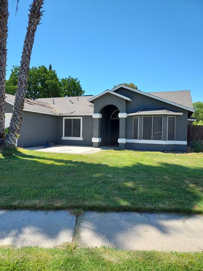 725 Naples St in Lemoore, CA - Building Photo - Building Photo