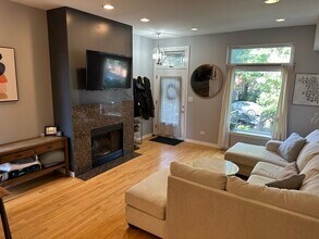 957 W Montana St in Chicago, IL - Building Photo - Building Photo