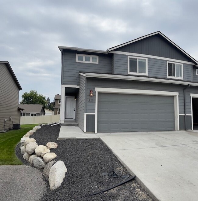 property at 925 S Fox Ln