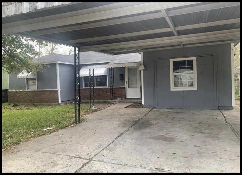 10106 Sierra Dr in Houston, TX - Building Photo