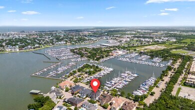 4 Mariners Ln in Kemah, TX - Foto de edificio - Building Photo