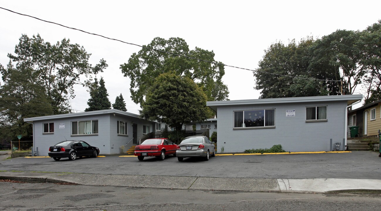 10850 SE Penzance St in Milwaukie, OR - Building Photo