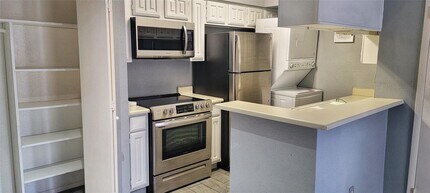 2110 Wilcrest Dr in Houston, TX - Building Photo - Building Photo