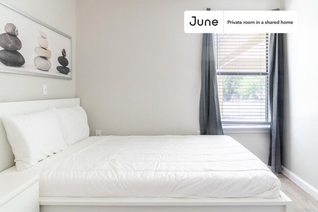 Private bedroom in 3 bed/2 bath Home in Austin, TX - Building Photo - Building Photo