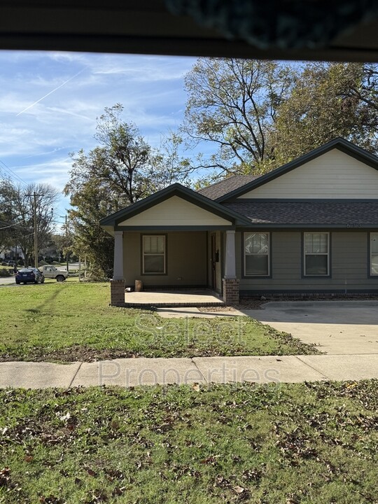 613 Flint St in Jonesboro, AR - Foto de edificio