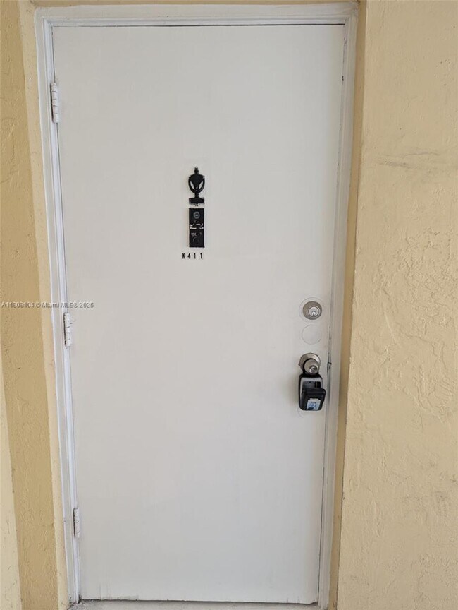 7410 SW 82nd St in Miami, FL - Foto de edificio - Building Photo