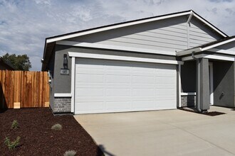 685 Marshall Ln in Merced, CA - Building Photo - Building Photo