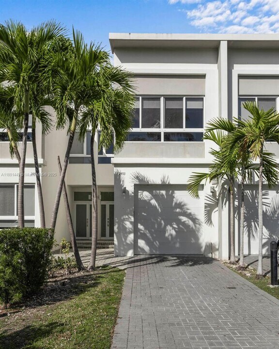 2457 NE 135th St in North Miami, FL - Building Photo