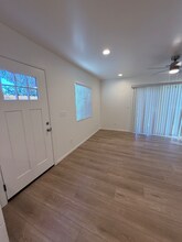 2214 Finch Ln in San Diego, CA - Foto de edificio - Building Photo