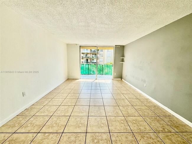 9360 Fontainebleau Blvd in Miami, FL - Building Photo - Building Photo