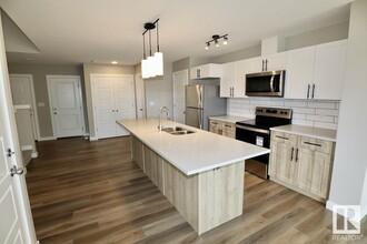 9357 Pear Link SW in Edmonton, AB - Building Photo - Building Photo