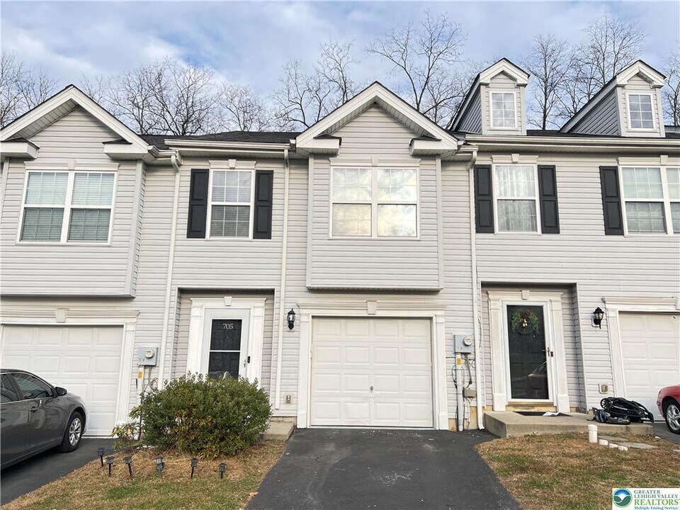 705 Blue Heron Dr in Allentown, PA - Building Photo