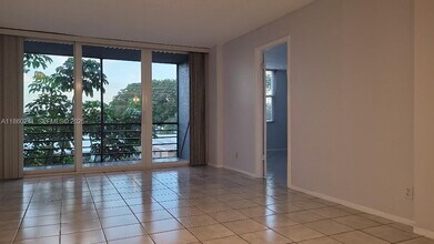 120 Royal Pk Dr in Oakland Park, FL - Building Photo - Building Photo