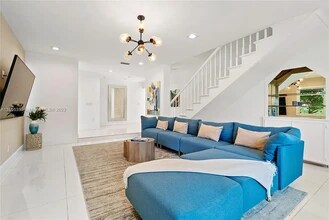 401 SW 23rd Rd in Miami, FL - Foto de edificio - Building Photo