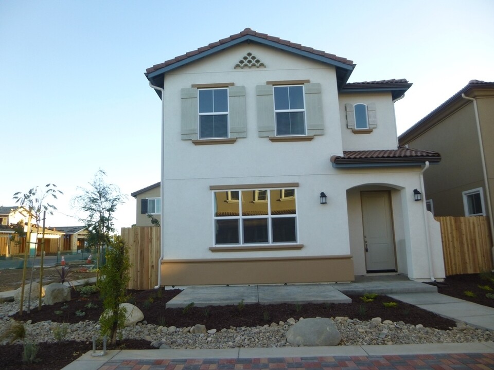 1945 Celebration Ave in Santa Maria, CA - Building Photo