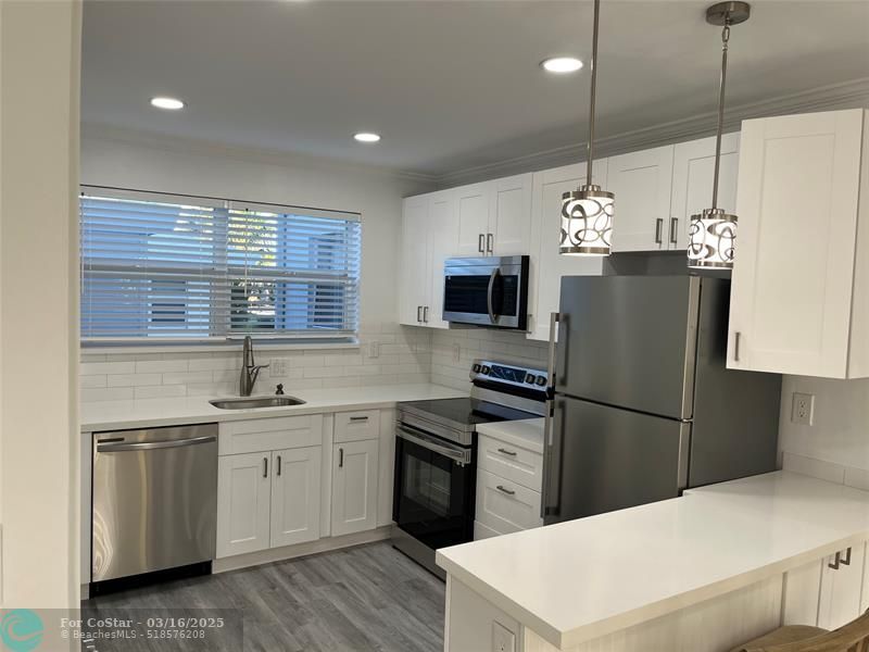 2748 NE 28th Ave in Lighthouse Point, FL - Building Photo