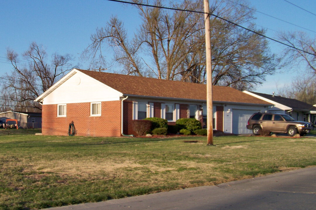 2101 Terminal Ave in Granite City, IL - Foto de edificio