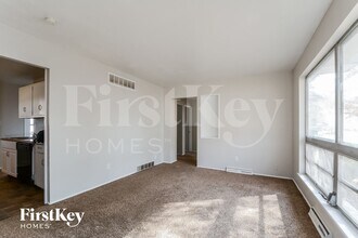 623 Holiday Ave in Hazelwood, MO - Foto de edificio - Building Photo