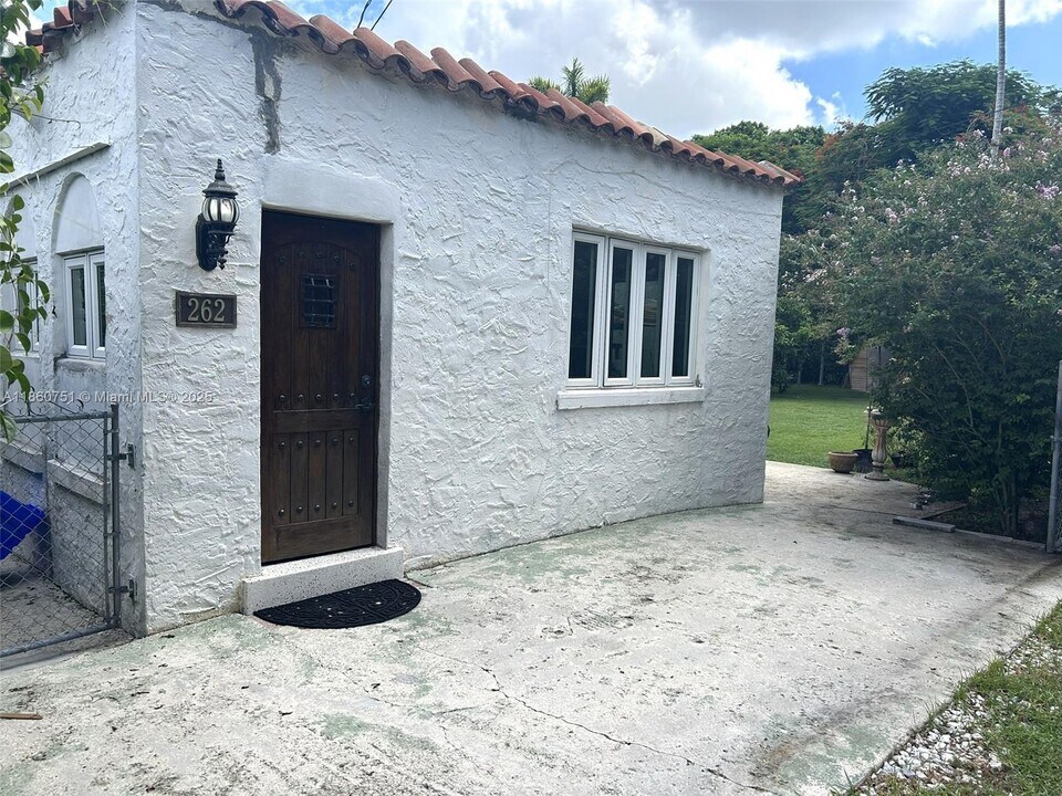 262 NE 96th St in Miami Shores, FL - Foto de edificio