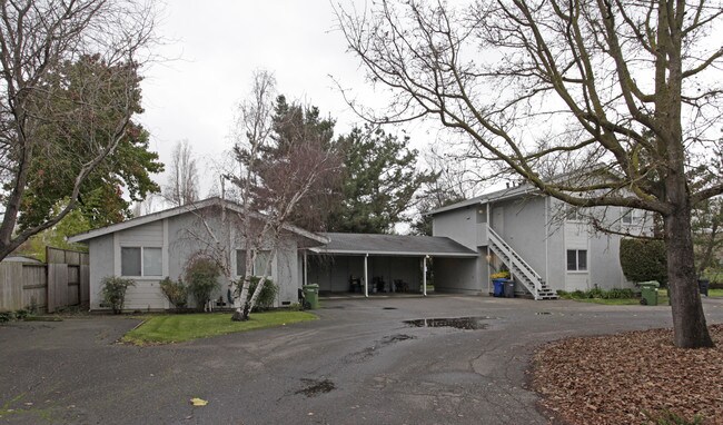 851 Madison St in Petaluma, CA - Building Photo - Building Photo