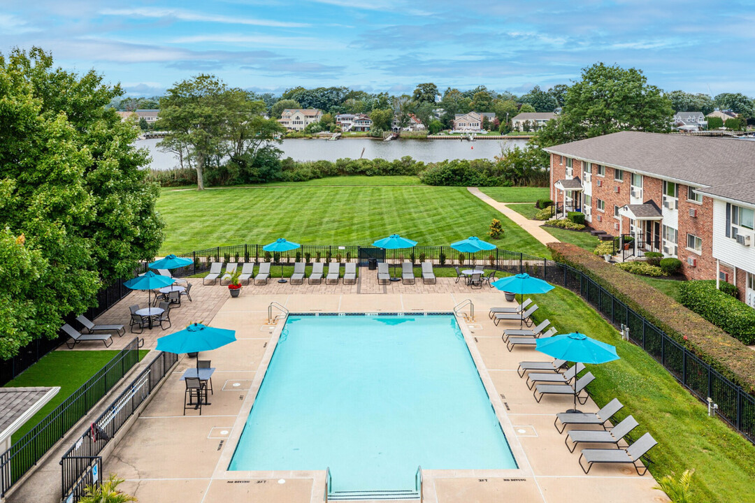 Pleasure Bay in Long Branch, NJ - Foto de edificio