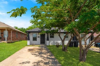 1433 E Robert St in Fort Worth, TX - Foto de edificio - Building Photo