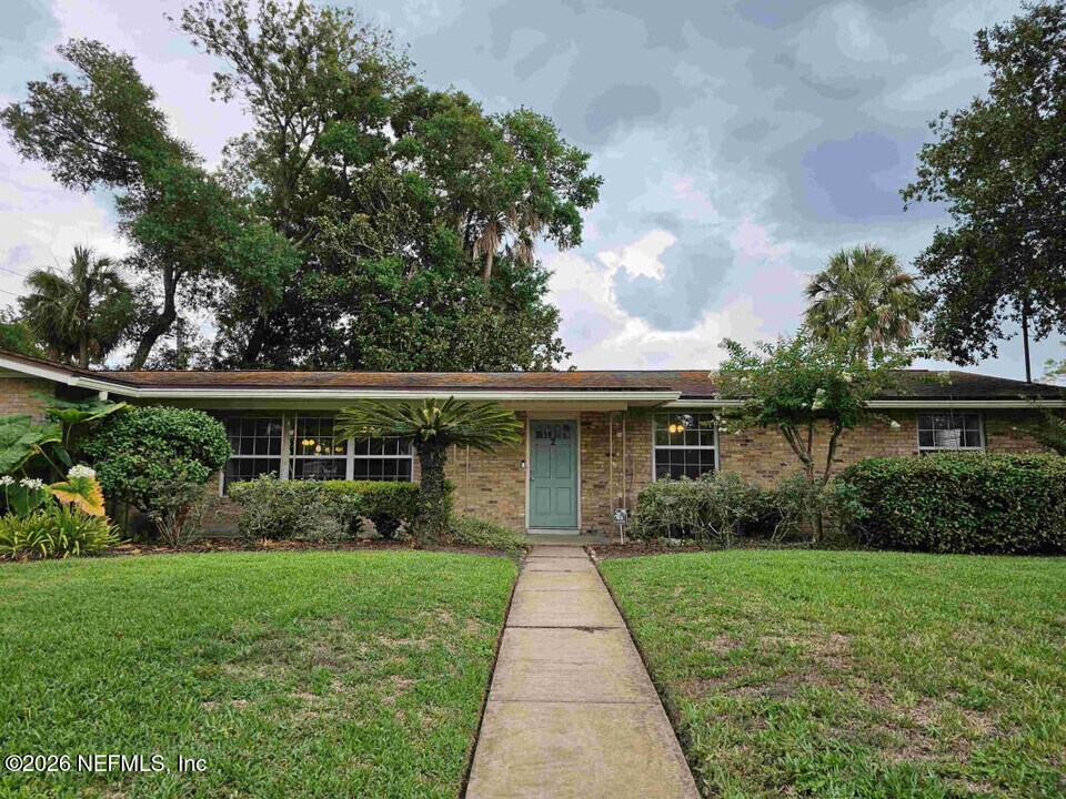 2 Fairway Rd in Jacksonville Beach, FL - Building Photo