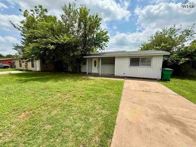 117 W Garden Dr in Iowa Park, TX - Building Photo - Building Photo